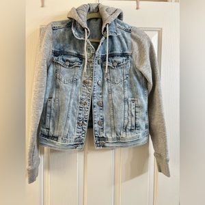 Aeropostale Woman’s Denim Light Wash Jean Jacket with Grey Hoodie, Sz Small